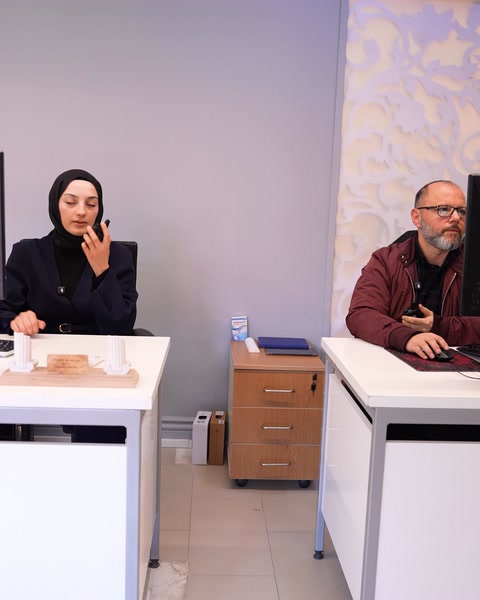 Ofis ekibi çalışma masalarında fuar hazırlıkları için iletişim kuruyor
