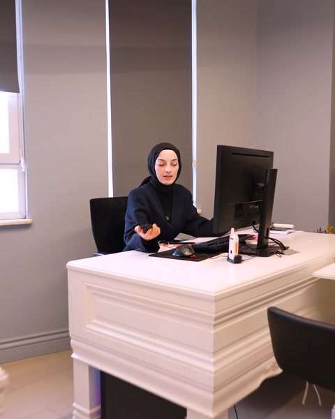 Proje sorumlusu dekoratif cepheli çalışma masasında süreci koordine ediyor
