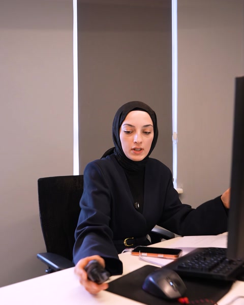 Tasarım çalışanı bilgisayar başında proje hazırlıklarını kontrol ediyor