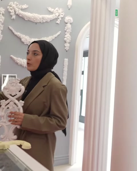 Beyaz motif örneği, sütunların bulunduğu showroom alanında tanıtılıyor