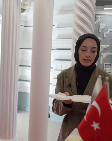 İnce beyaz süsleme parçasının profili masa yanında gösteriliyor
