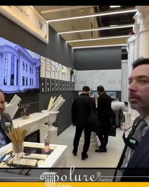 Fuar standının iç bölümünde sütunlar ve dekoratif ürünler sergileniyor