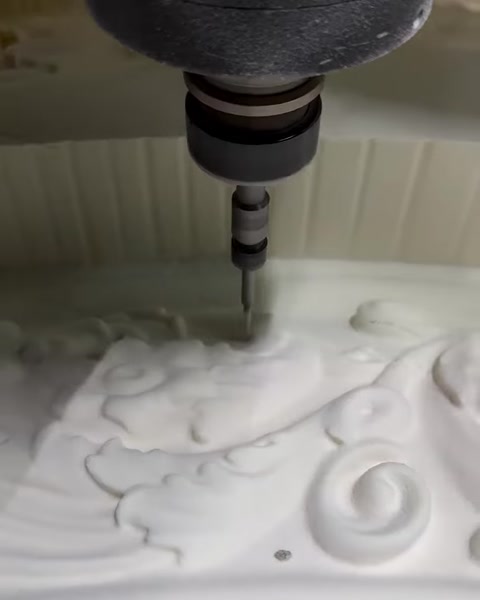 Çiçek motifli çerçeve detayı hassas biçimde oyuluyor