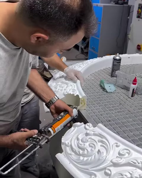 Kavisli çerçeve parçalarının birleşim yüzeyine yapıştırıcı uygulanıyor