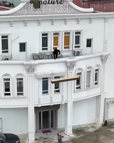 Dekoratif cephe ve giriş çevresindeki kiriş uygulaması birlikte görülüyor