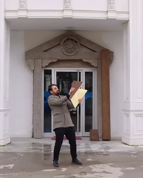 Ahşap dokulu poliüretan parça uygulama öncesinde tanıtılıyor