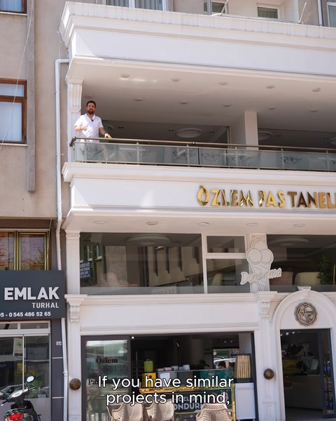 Üst kat balkon ve cephe süsleme detaylarının görünümü