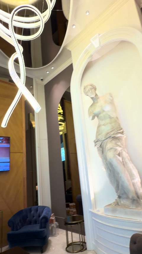 Kavisli niş profilleri otel lobisindeki heykeli belirginleştiriyor