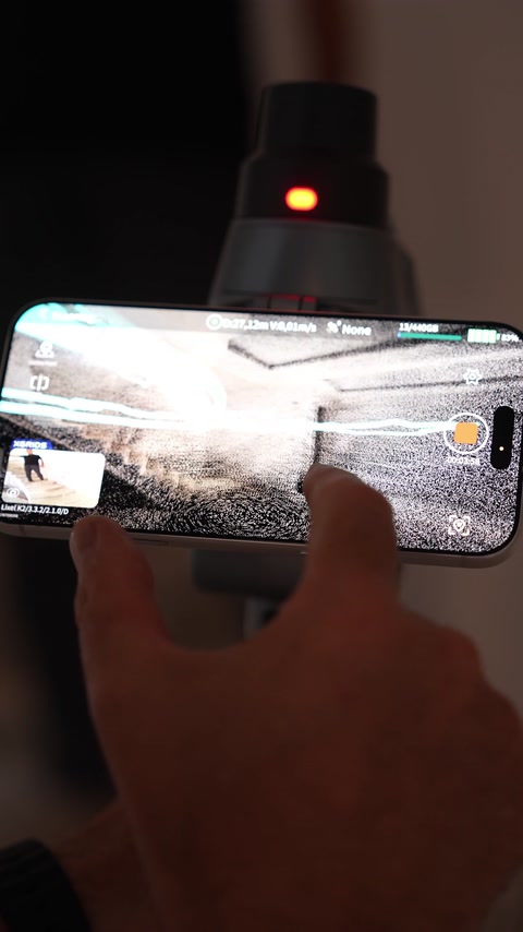 Mobil ekranda iç mekânın nokta bulutu taraması görüntüleniyor