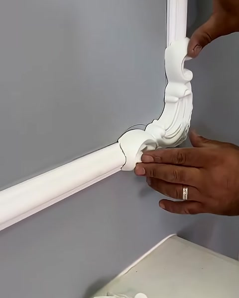 Büyük yaprak desenli köşe motifi çıta birleşimini tamamlıyor.