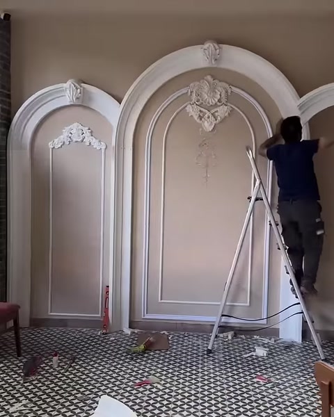 Dekoratif kemerler ve devam eden uygulama alanı birlikte görülüyor