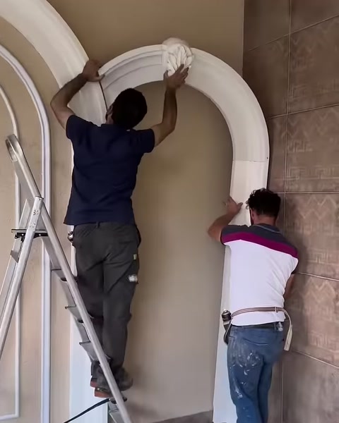 Ustalar kemerin üst parçasını duvar yüzeyine hizalıyor