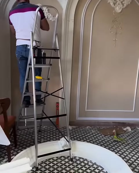 Uygulama alanında kemerli paneller, merdiven ve çıta parçaları bulunuyor