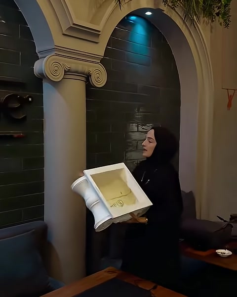 Restoran duvarında sütun başlığı ve kemerli söve uygulaması görülüyor