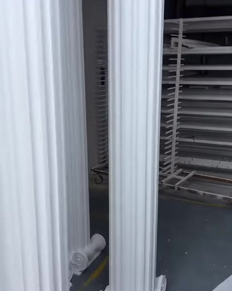 Yan yana dizilmiş yivli sütunların kaide detayları görülüyor