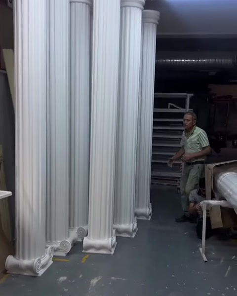 Başlıkları görünen uzun sütunlar atölyede toplu hâlde duruyor