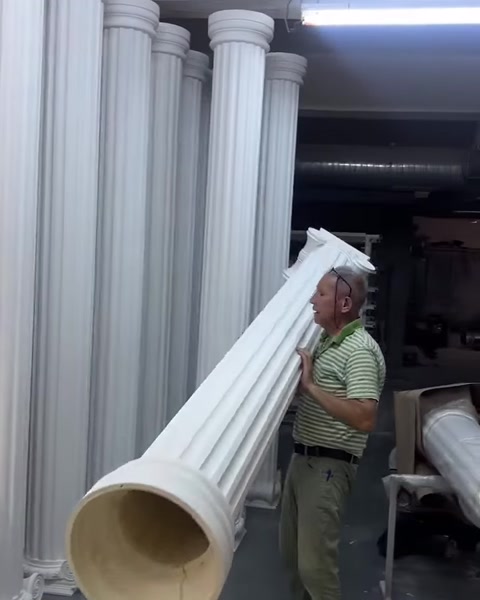 Dekoratif sütunun iç yapısı ve yivli gövdesi birlikte görülüyor