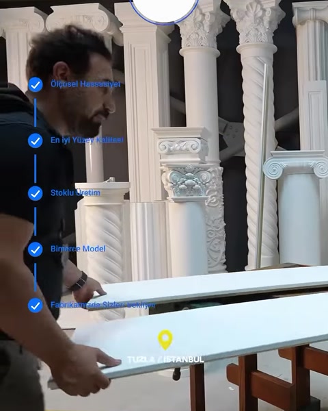 Beyaz panel çalışma tezgâhına dikkatlice yerleştiriliyor