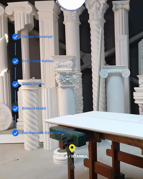 İki beyaz panel tezgâh üzerinde yan yana sergileniyor