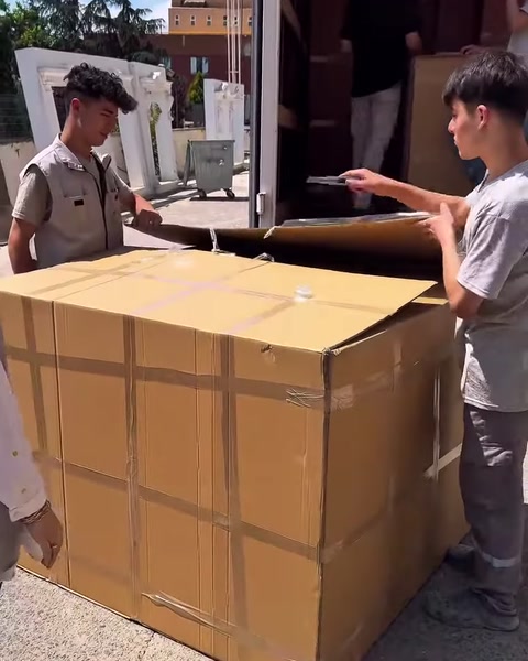 Kesilen kutunun ilk üst kapağı çalışanlar tarafından kaldırılıyor