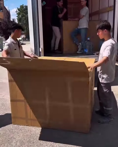 Karton kutunun geniş ön kapağı aşağı doğru açılıyor
