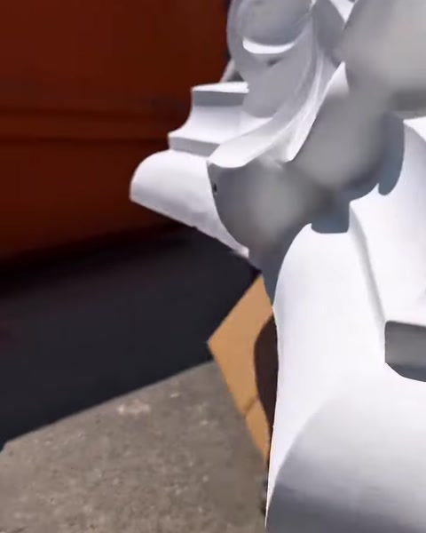 Dekoratif başlığın volüt biçimli kıvrımı yandan ayrıntılı görülüyor
