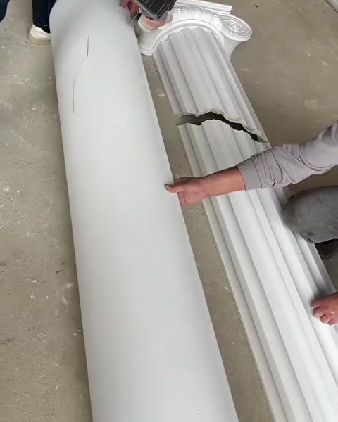 Düz kaplama parçası yivli kırık sütun gövdesiyle hizalanıyor