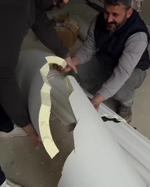 Kesilen kaplamadan çıkarılan sarı dolgu parçası elde tutuluyor
