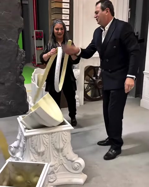 Uzun ve esnek dekoratif çıtanın bükülebilir yapısı gösteriliyor