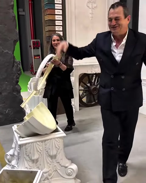Esnek çıta halka biçiminde tutularak farklı profillerle karşılaştırılıyor