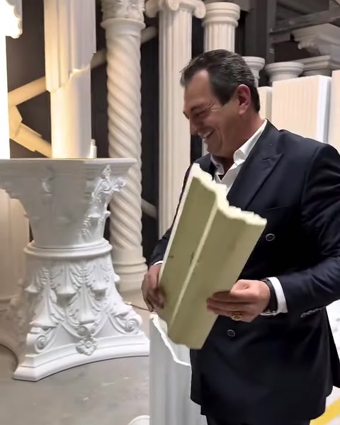 Geniş oluklu profilin açık kesiti elde sergileniyor