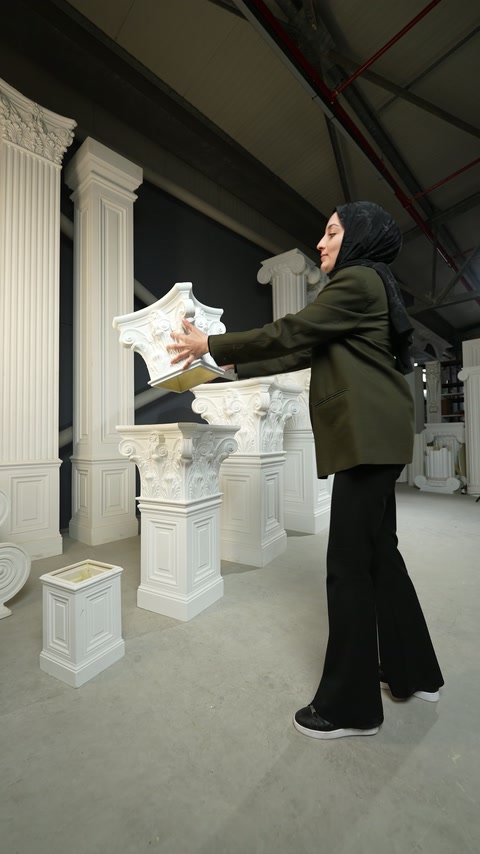 Yaprak bezemeli büyük sütun başlığı atölyede inceleniyor