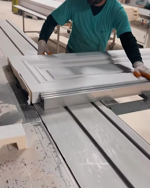 Çerçeve biçimli dekoratif söve parçası tezgâhta işleniyor