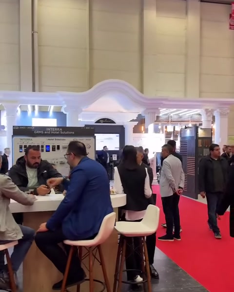 Kırmızı halı boyunca uzanan stant cephesi ve ziyaretçi alanı