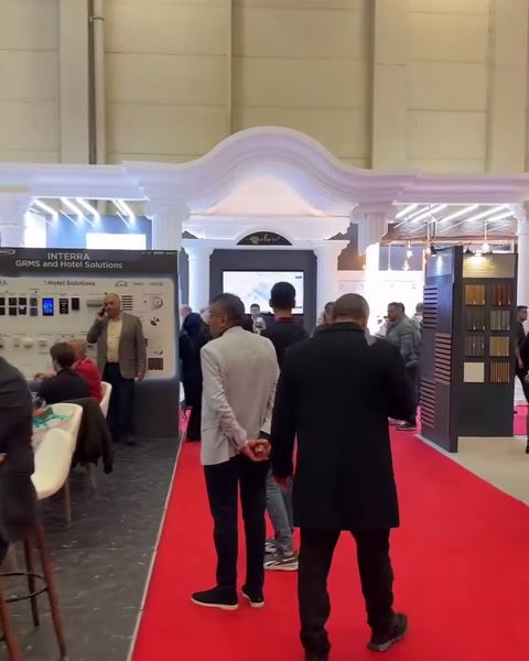 Standın kemerli giriş cephesi ve sergilenen dekoratif ürünler