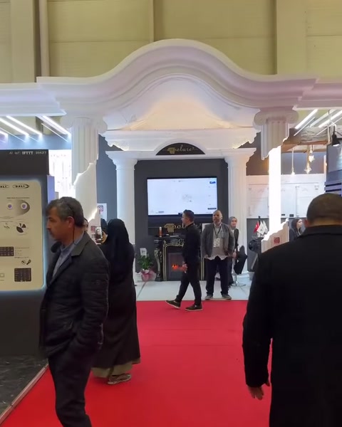 Simetrik girişte kavisli üst dekor ve beyaz sütunlar