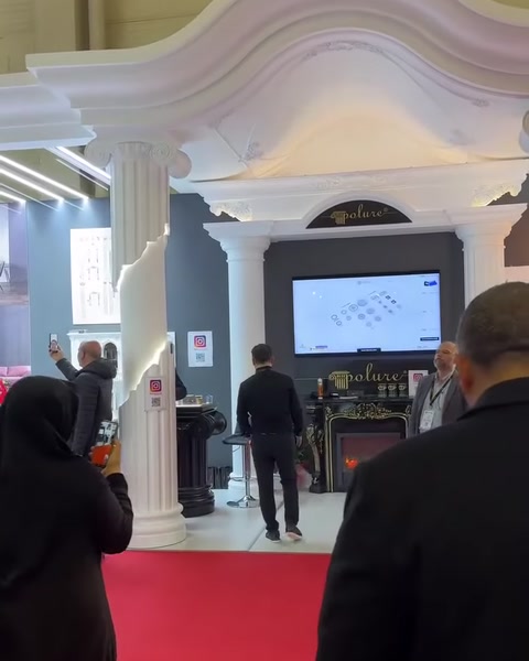 Kemerli stant girişini çevreleyen dekoratif başlıklı iki sütun