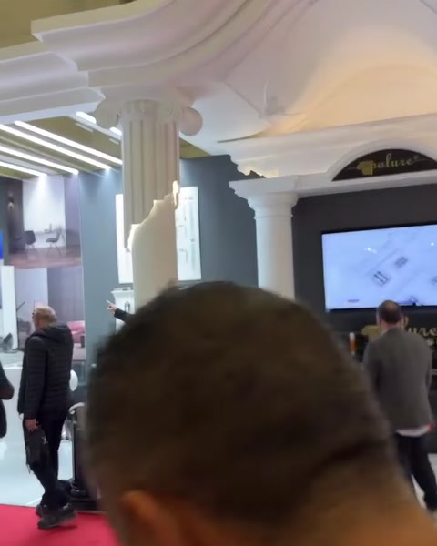 Giriş köşesindeki yivli sütun, başlık ve üst silme detayları