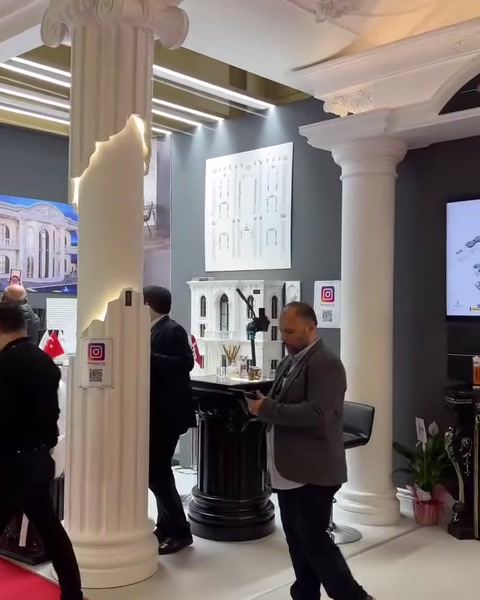 Sütun başlığı, dekoratif kirişler ve ürün panoları birlikte görülüyor