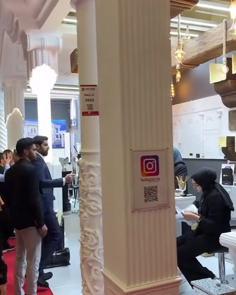Yakından görülen yivli dairesel sütun ve süslü kaidesi