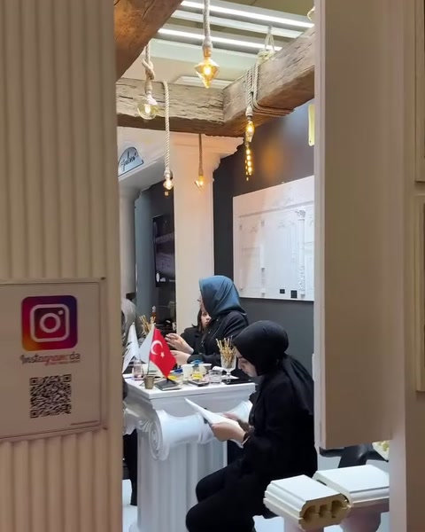 Düz gövdeli sütun yanında ziyaretçi görüşmelerinin yapıldığı bölüm