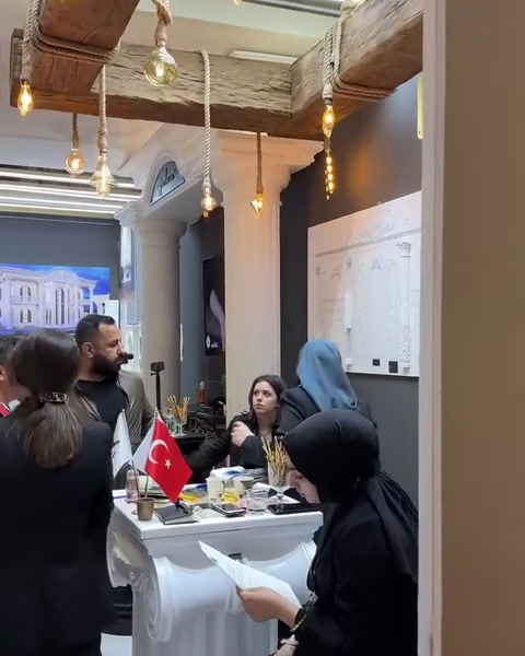 Dekoratif tavan kirişleri altında düzenlenen stant görüşme alanı