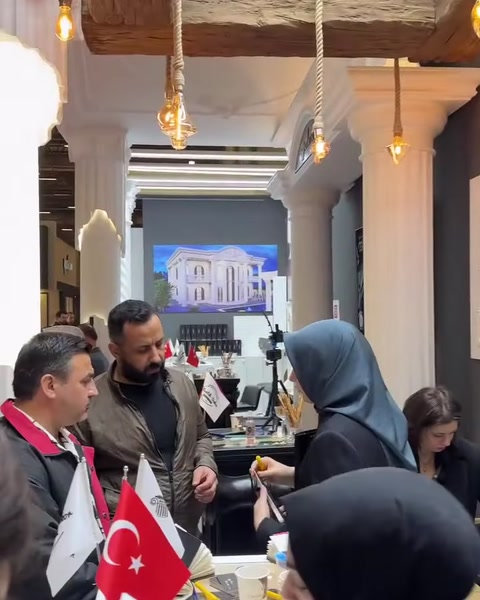 Klasik sütunlar arasında ürün sunumunun yapıldığı stant içi