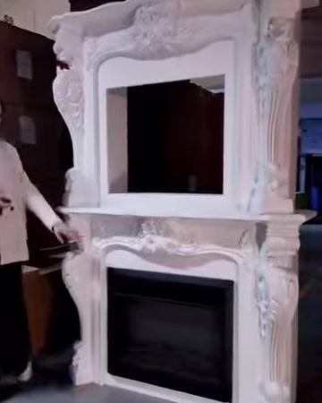 Kapalı elektrikli hazne ile dekoratif şömine çevresi görülüyor
