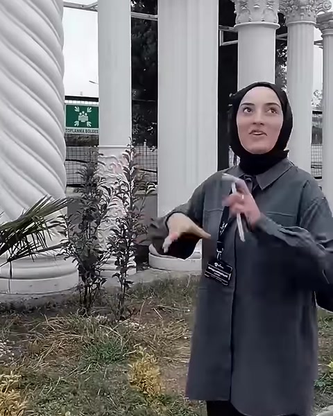 Burgulu gövde tasarımına sahip beyaz dekoratif sütun örneği