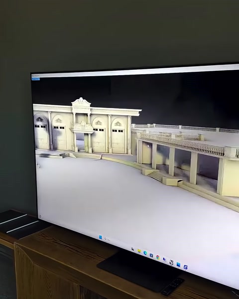 Sütunlu cephe düzeni ve geniş salon bölümü önden görülüyor