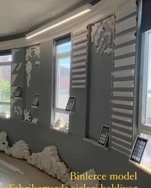 Gri showroom duvarında farklı profil ve pencere süslemeleri görülüyor.