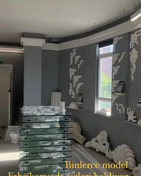 Showroom bölümünde profil numuneleri ve paketlenmiş dekoratif parçalar bulunuyor.
