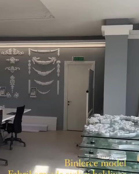 Geniş duvarda klasik desenli poliüretan duvar süsleri topluca sergileniyor.