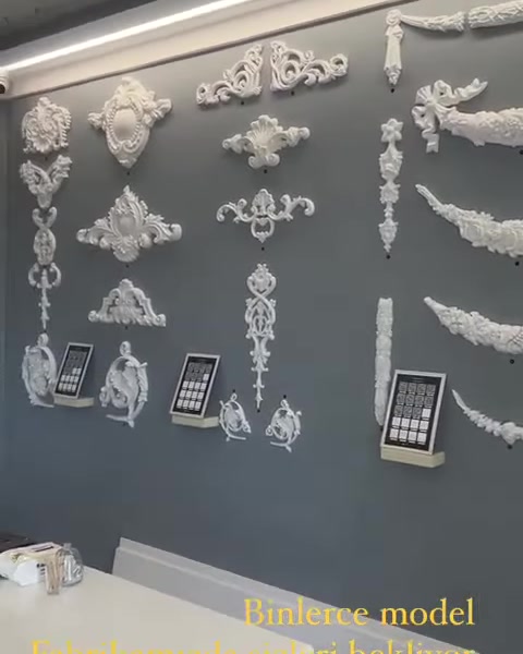 Yakın planda kabartmalı aplikler, bordürler ve küçük rozetler yer alıyor.